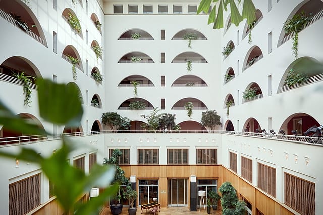 Großes Atrium in der Tertianum Seniorenwohnanlage