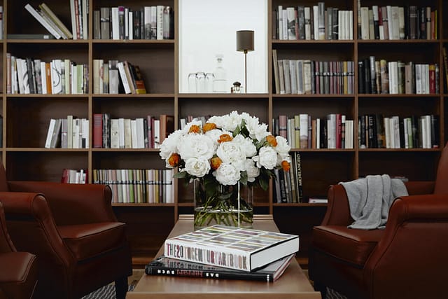Eine Bibliothek mit gemütlichen Sesseln in der Tertianum Seniorenwohnanlage