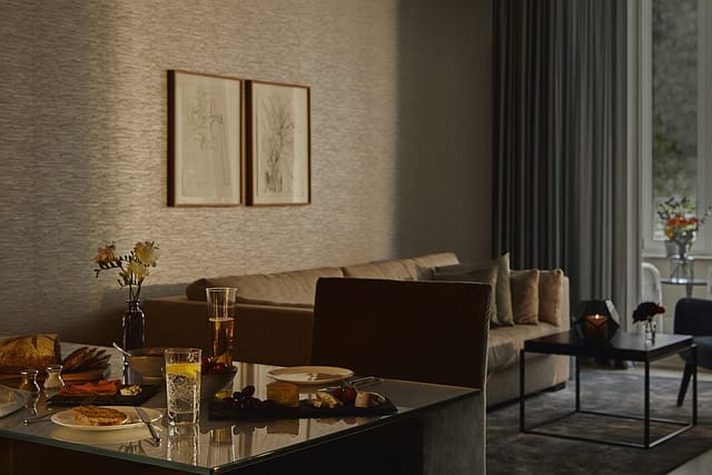 Tisch und Couch im Wohnzimmer einer Gästewohnung in der Tertianum Seniorenwohnanlage