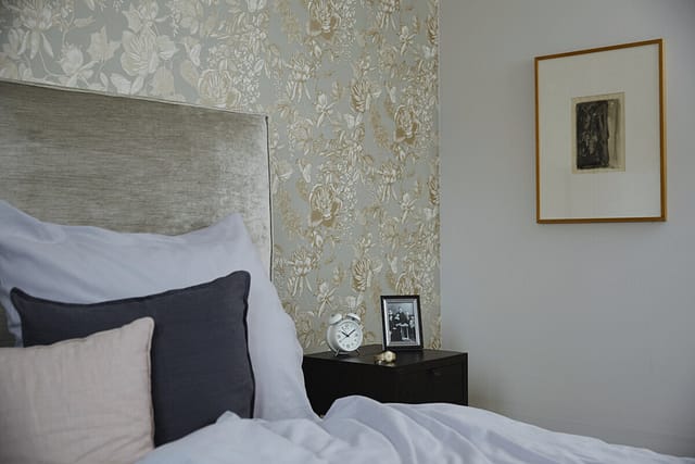 Ein Bett in der Gästewohnung in der Tertianum Seniorenwohnanlage