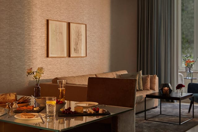 Wohnzimmer mit Couch und Esstisch im Tertianum