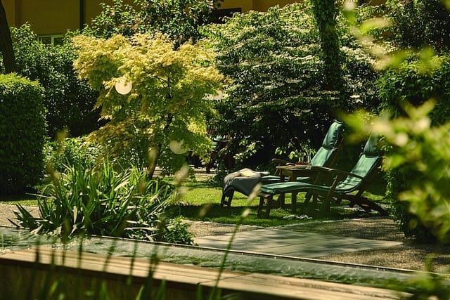 Garten mit Liegestühlen im Tertianum
