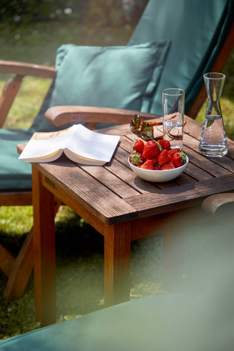 Sonnenliegestuhl im Garten zugehörigen zur Seniorenwohnung der Tertianum Residenz