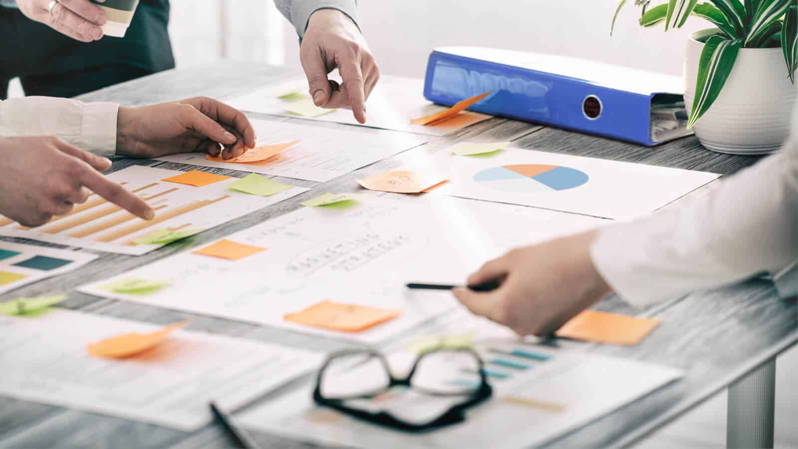 Menschen am Büro-Arbeitsplatz