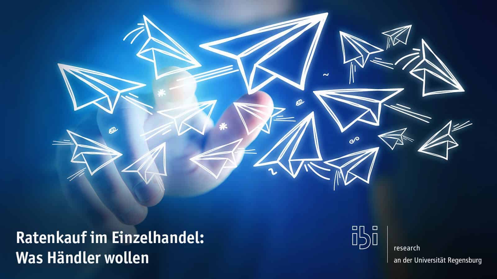 Papierflieger vor blauem Hintergrund mit Hand
