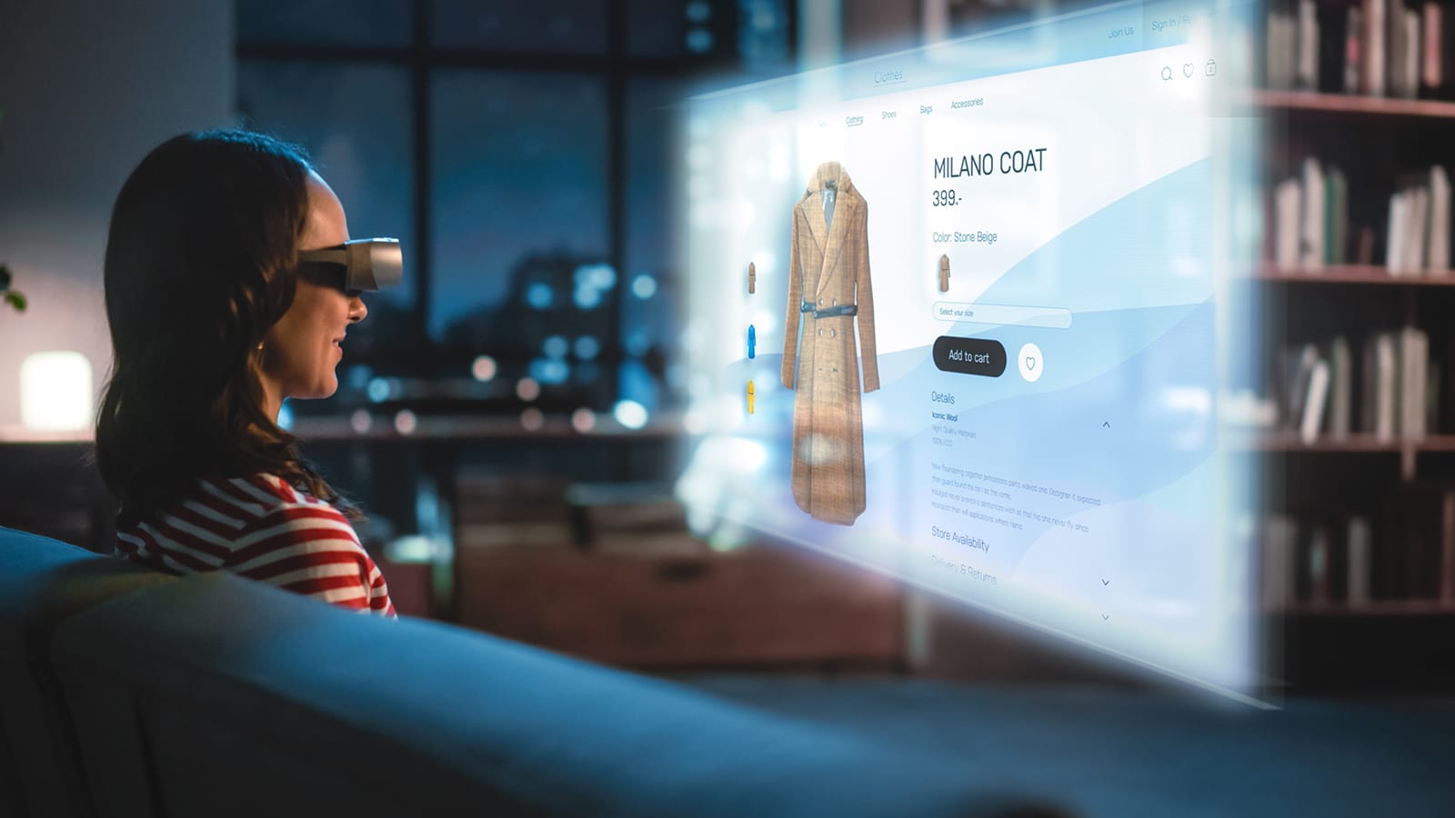 Frau sitzt mit Augmented-Reality-Brille auf Couch und schaut auf virtuelle Ansicht eines Onlineshops