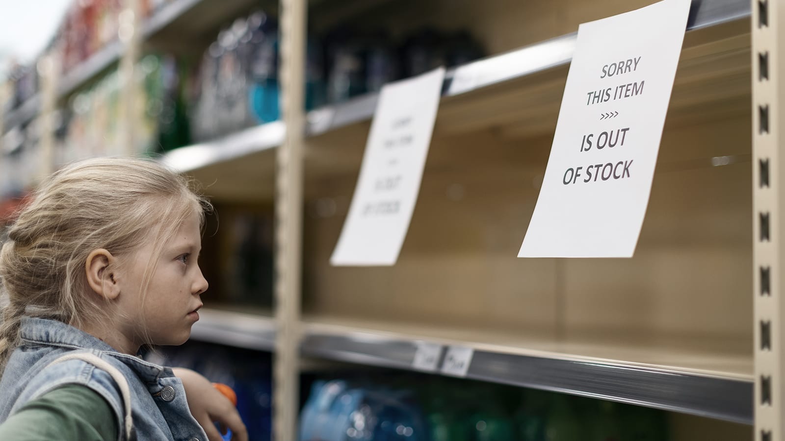Kind steht enttäuscht vor leerem Regal mit Schild "Sorry this Item is out of stock" - Damit Regale nicht leer stehen bedarf es einer rechtzeitigen Planung.