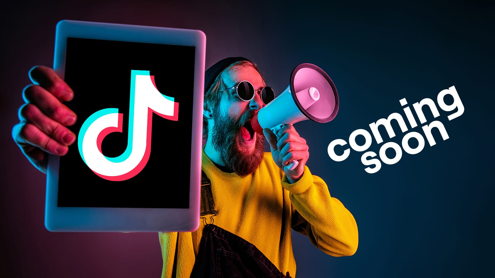 Ein Mann mit Megafon hält ein Tablet mit dem TikTok-Logo, begleitet vom Schriftzug 'coming soon'