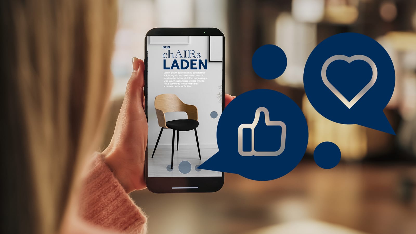 Frau hält Smartphone in der Hand, das ein Bild mit einem Stuhl zeigt. Daneben sind Social-Media Icons für Likes und Daumen-hoch