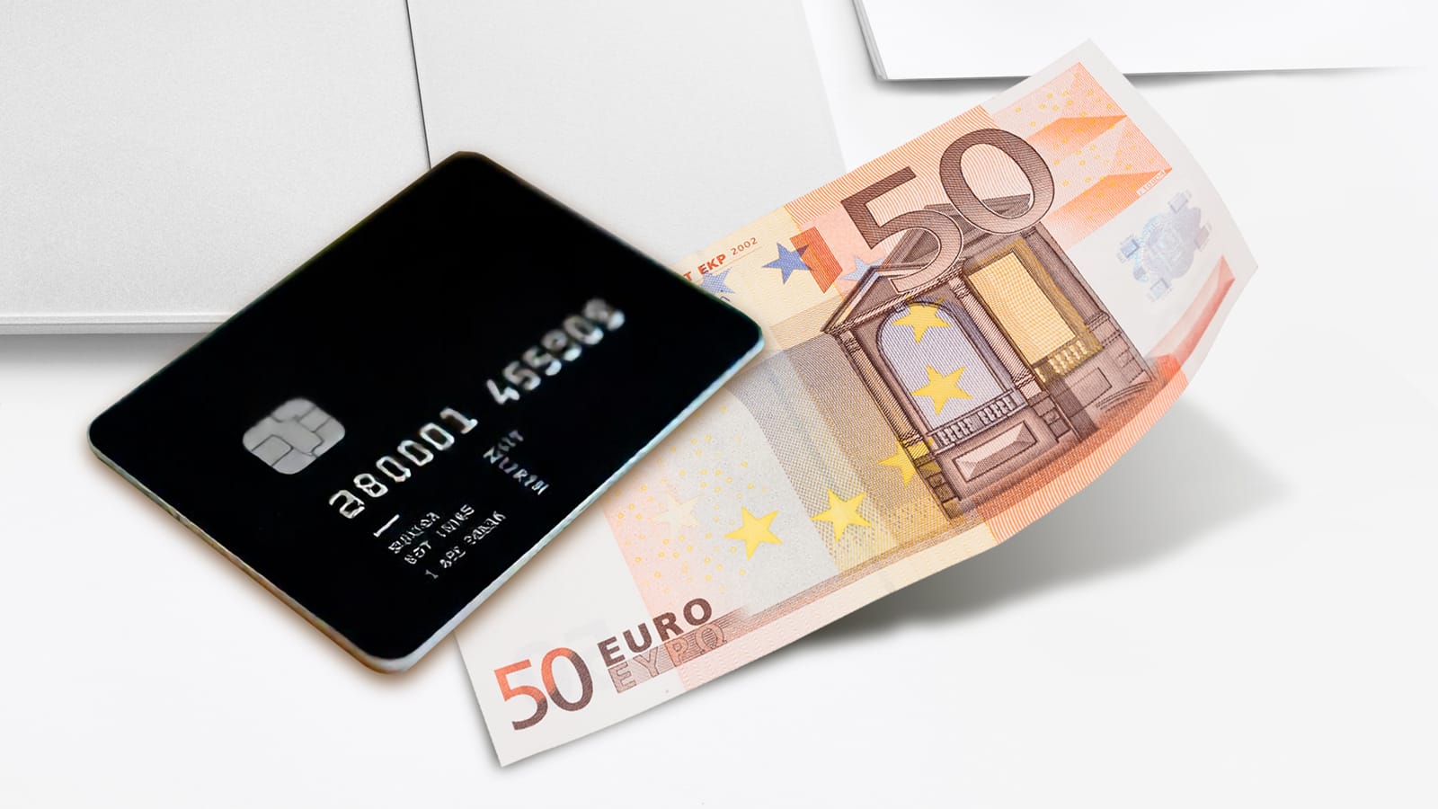 Kreditkarte und 50-Euro-Schein