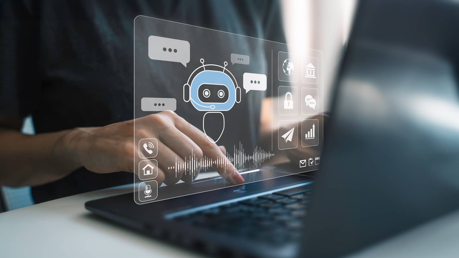 Eine Person arbeitet an einem Laptop, auf dem ein virtueller Assistent mit Chatbot-Funktionen und Symbolen für Kommunikation und Daten angezeigt wird