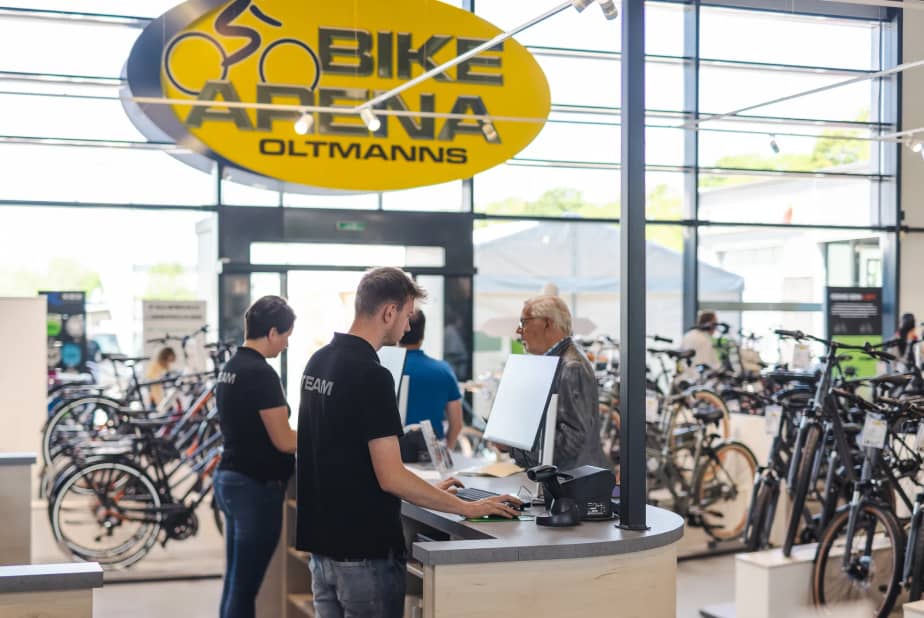 Mitarbeiter der Bike-Arena Oltmanns bereitet an Kasse die Bezahlung mit easyCredit-Ratenkauf vor