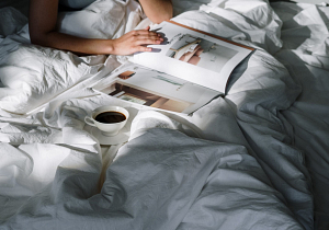 Lesen im Bett - entspanntes Leben dank RAS Residential Concierge