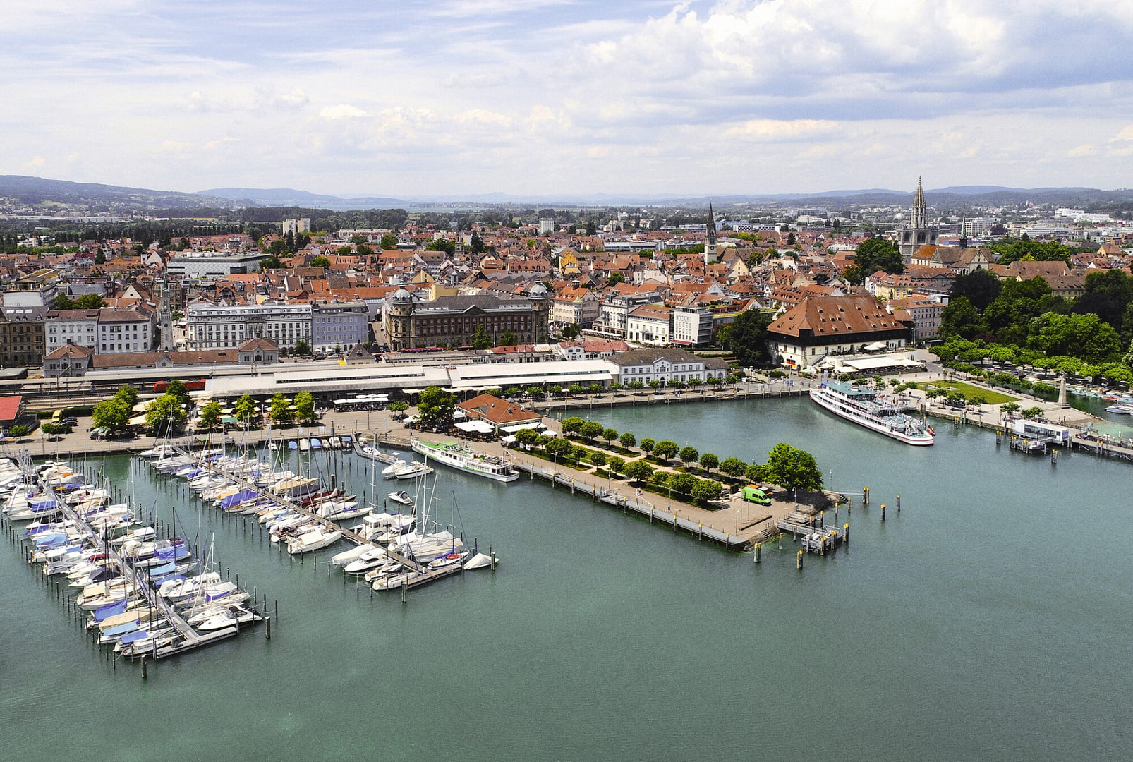 Luftaufnahme vom Konstanzer Hafen mit der Tertianum Seniorenresidenz am Bodensee.