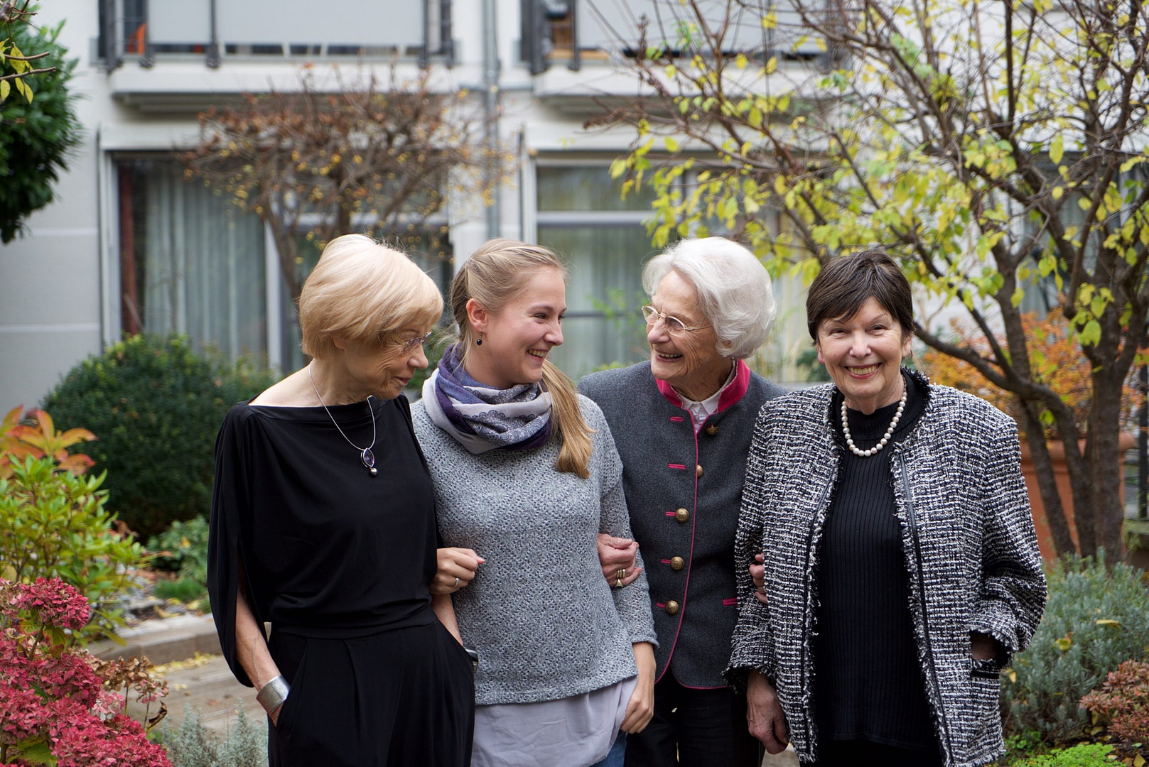 Eine Gruppe glücklicher Frauen auf dem Gelände der Tertianum Seniorenresidenz