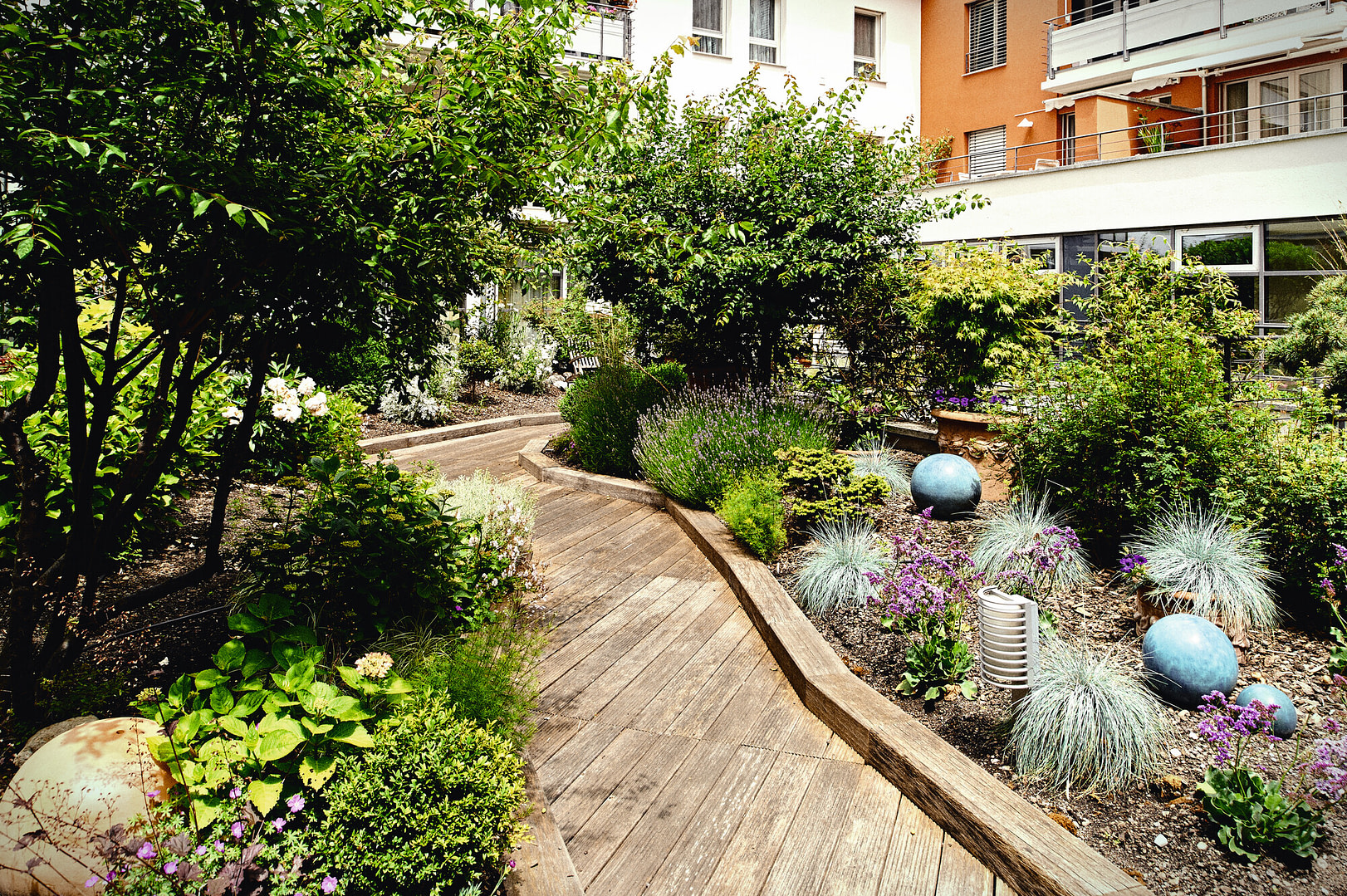 Ein schön angelegter Garten in den Tertianum Premium Residences für altersgerechtes Wohnen.