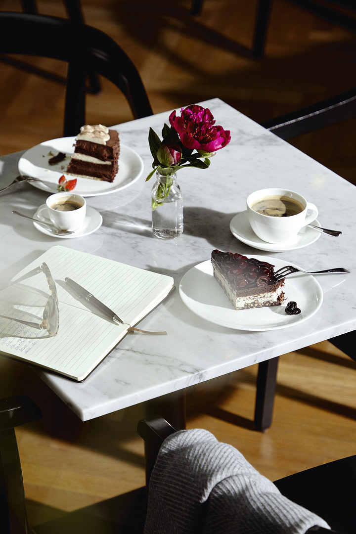 Ein gedeckter Tisch mit Kaffee und Kuchen in den Tertianum Seniorenresidenzen für altersgerechtes Wohnen.