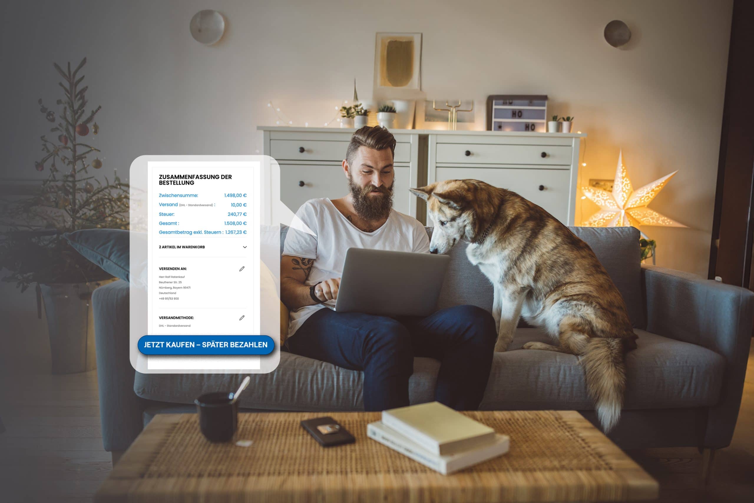 Zahlungsoptionen im Onlinehandel: Mann mit Laptop auf Beinen sitzt neben Hund auf Sofa. Links neben ihm wird in einer Sprechblase die Zusammenfassung der Bestellung angezeigt.