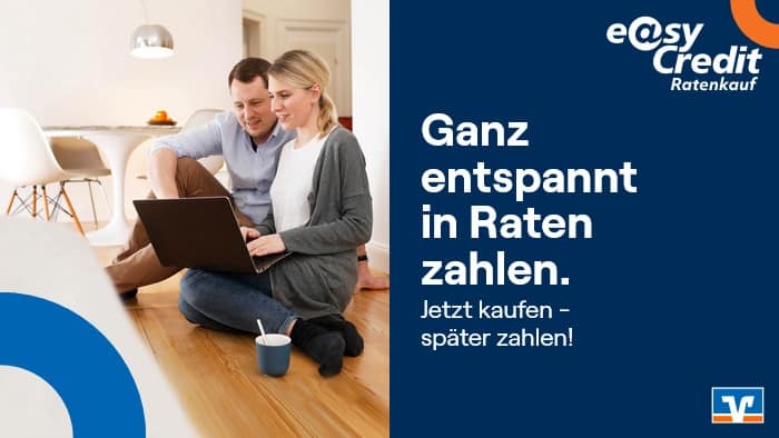 Banner mit jungem Paar, das in neuer Wohnung an Laptop sitzt - Ganz entspannt in Raten zahlen. Jetzt kaufen - später zahlen! easyCredit-ratenkauf