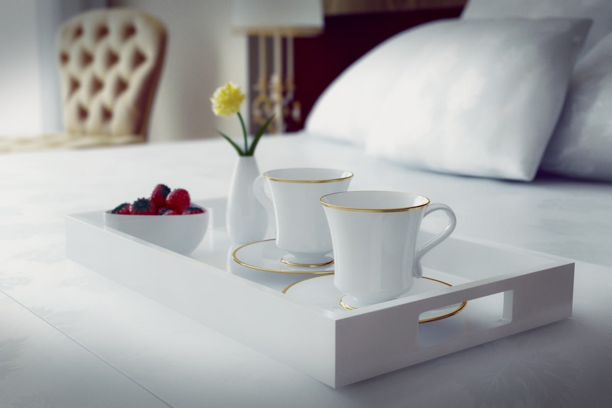Tablett mit Café auf einem Bett