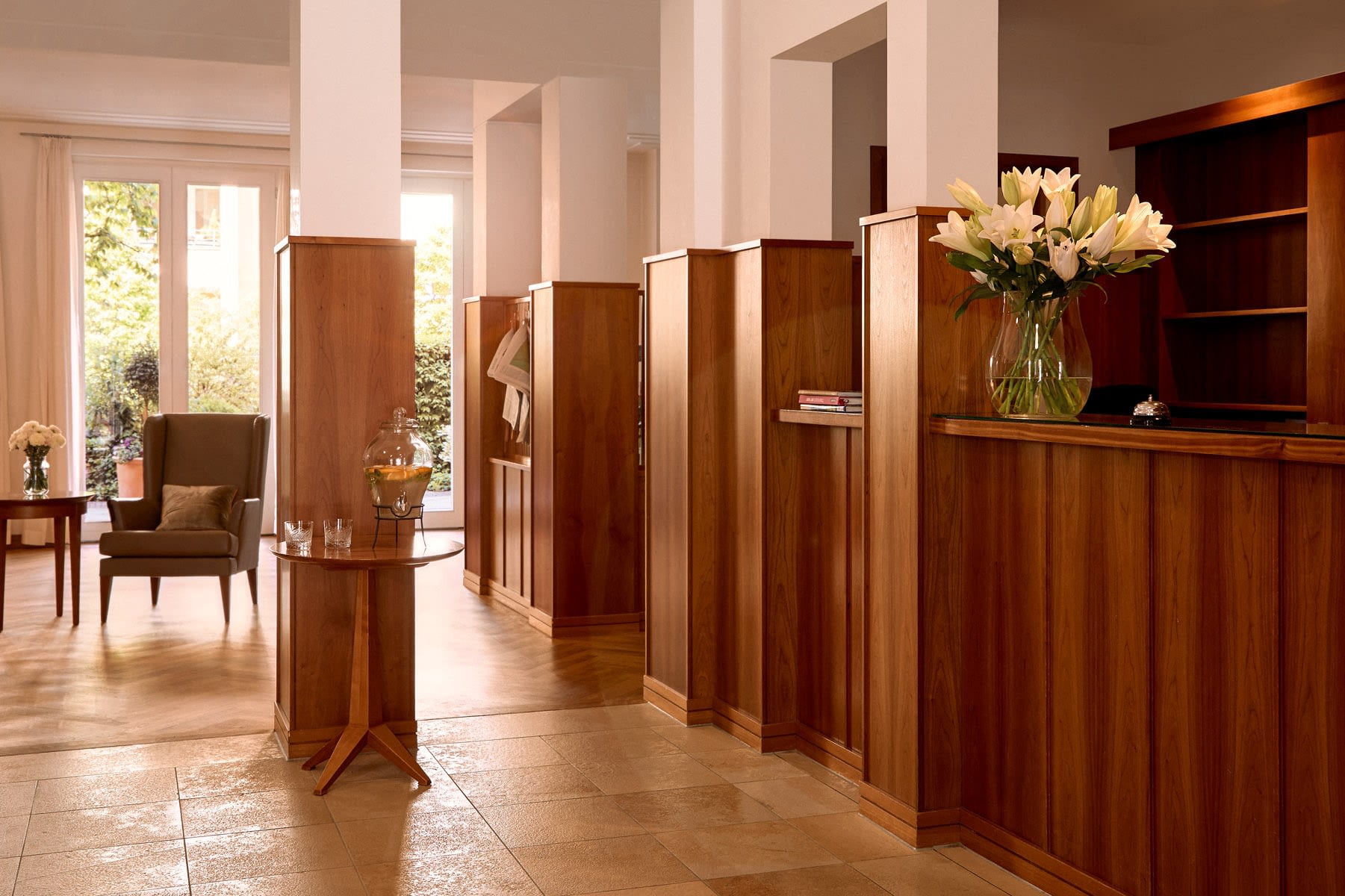 Das luxuriöse Foyer der Tertianum Premium Seniorenresidenz München