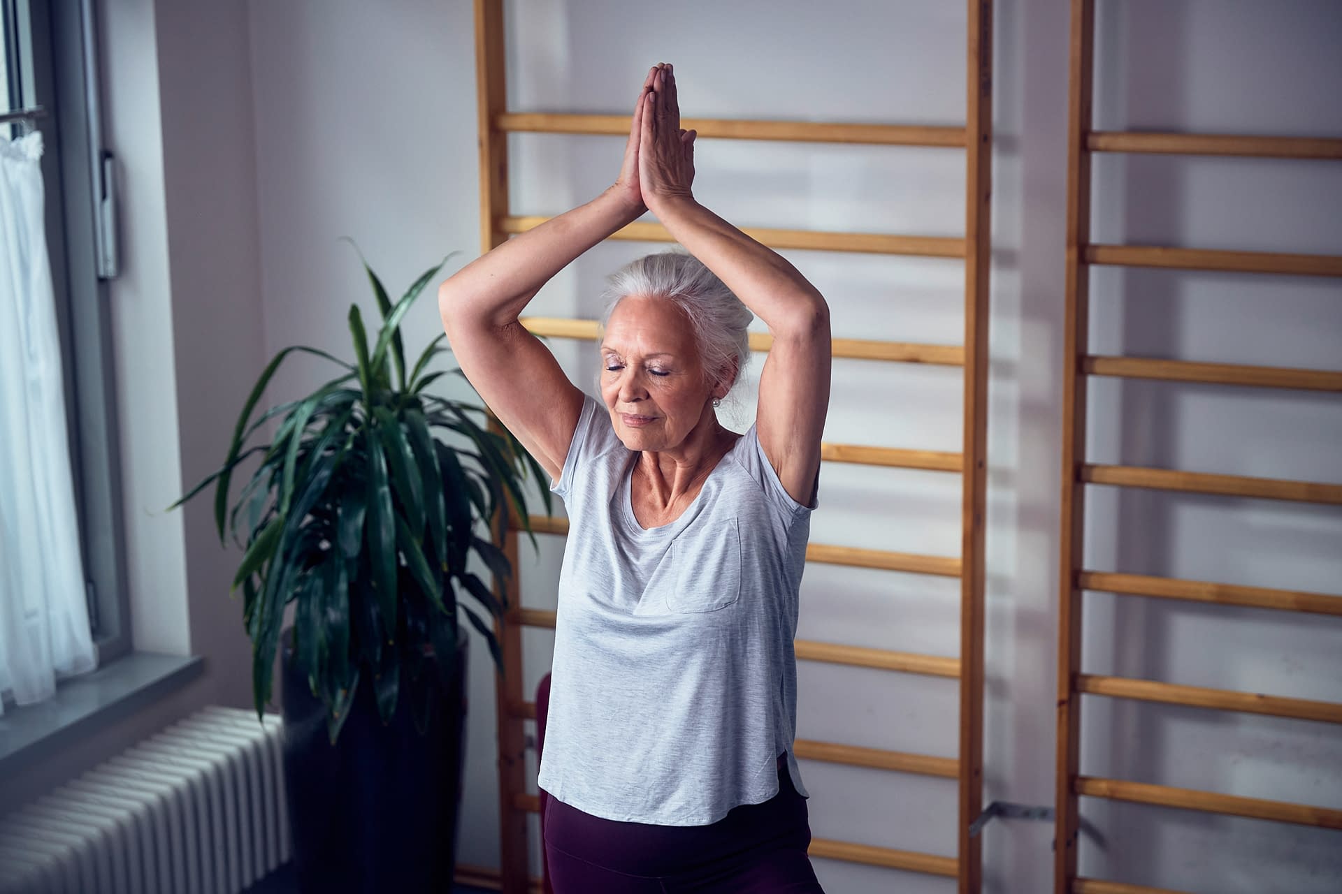 Eine ältere Dame beim Yoga