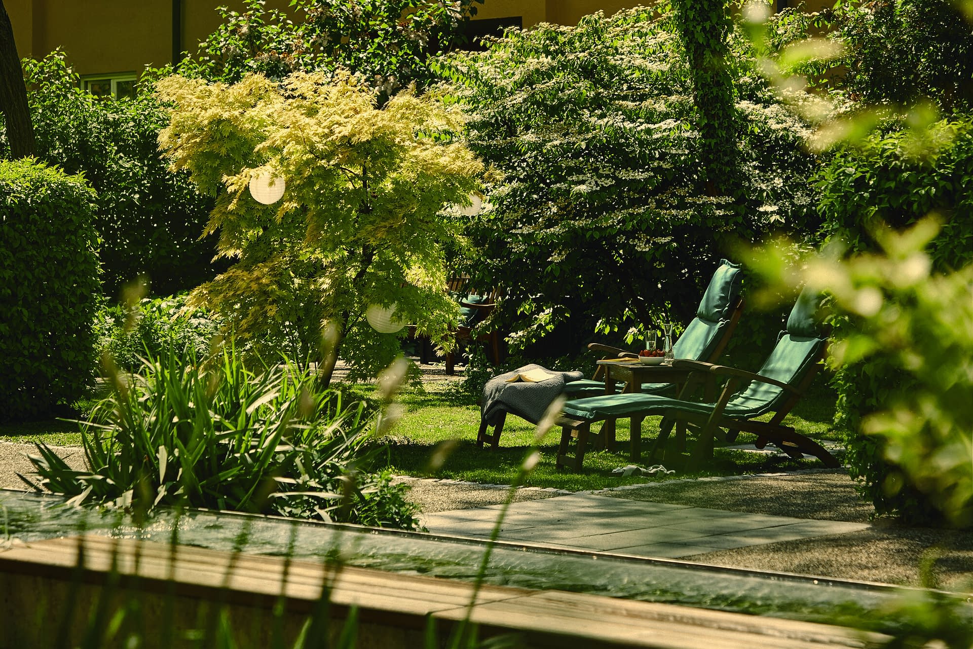 Liegestühle im Garten der Tertianum Seniorenwohnanlage