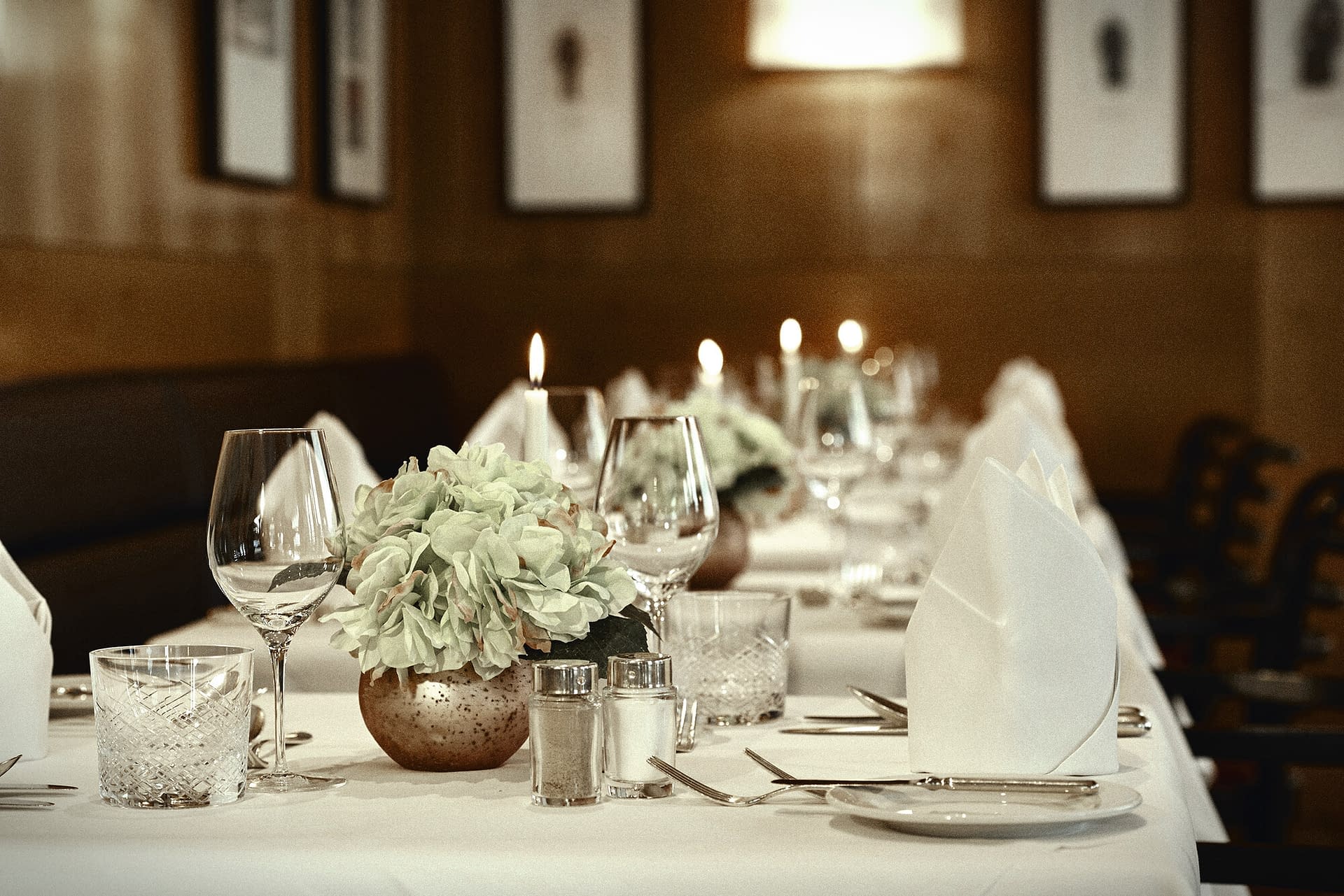 Stillvoll gedeckter Tisch im Restaurant der Tertianum Seniorenresidenz München