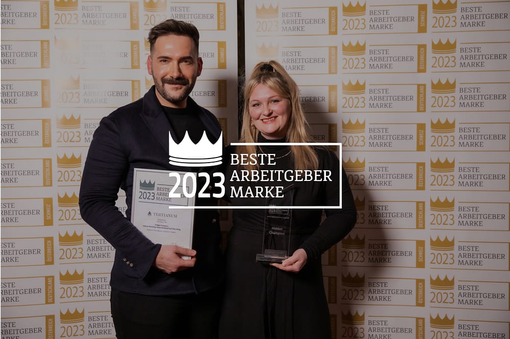 Logo: Beste Arbeitgebermarke 2023, dahinter Alban Redzbogaj, Direktor HR, und Manuela Weber vor Logowand