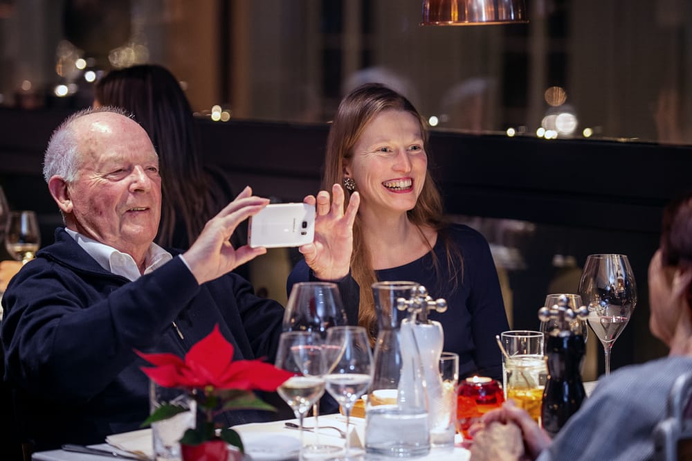 Generationenaustausch bei Tertianum - Residenzbewohner und Studierende beim Generationendinner
