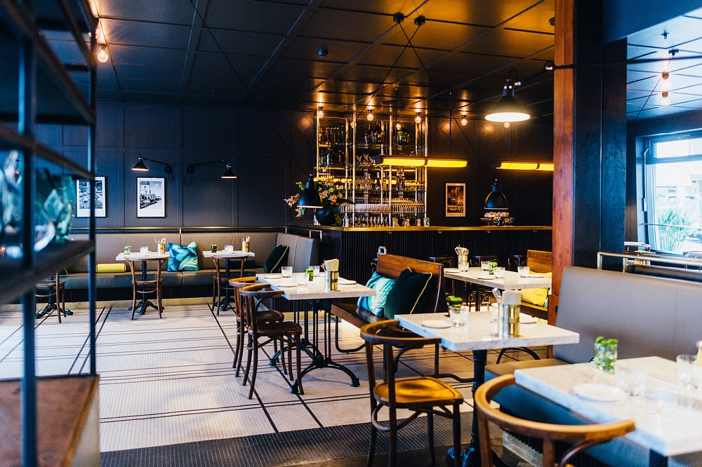 Bistrotische in der Brasserie Colette Tim Raue Berlin - Genießen in französischem Bistro-Flair
