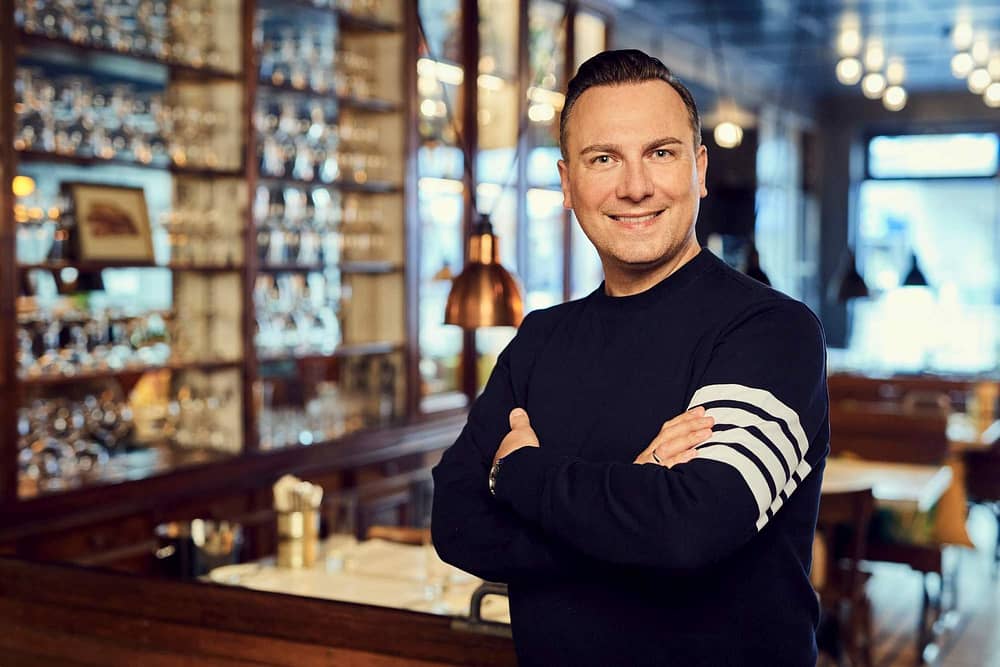 Eine Portraitaufnahme des Berliner Starkochs Tim Raue in der Brasserie Colette Berlin.