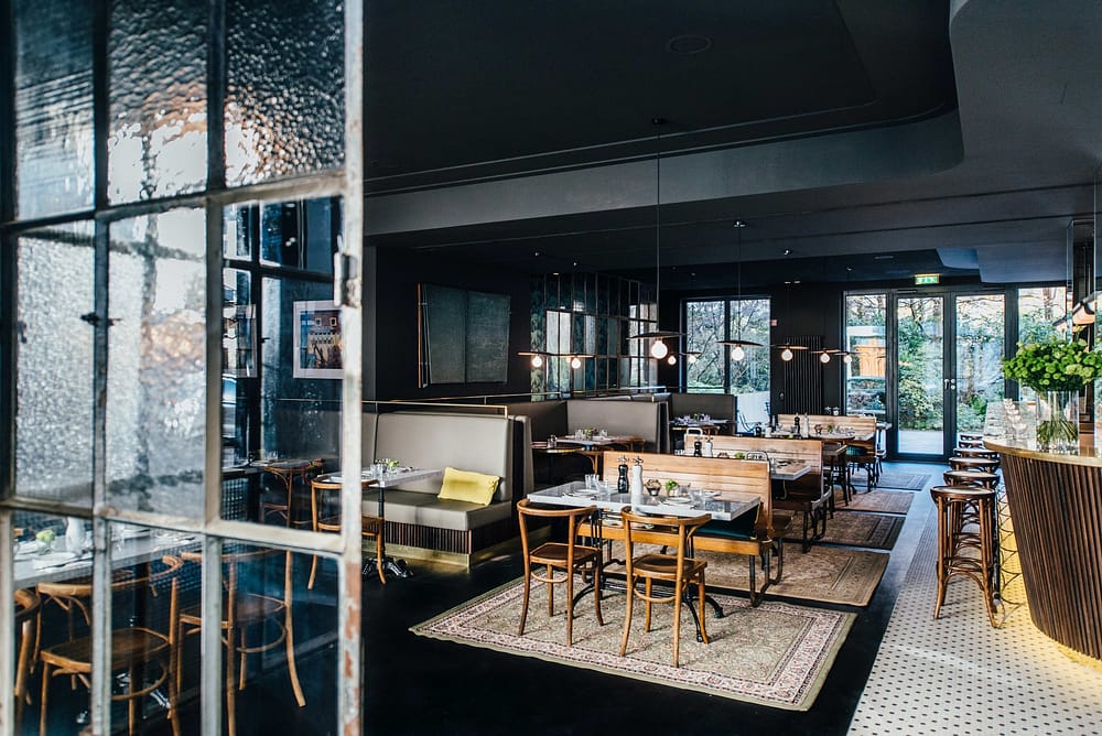 Blick in die Brasserie Colette Tim Raue München - französischer Genuss im Glockenbachviertel