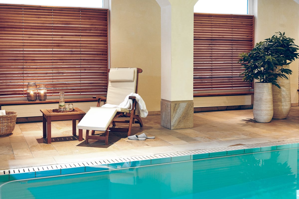 Liegestuhl am luxuriösen Pool in der Tertianum Premium Seniorenresidenz München