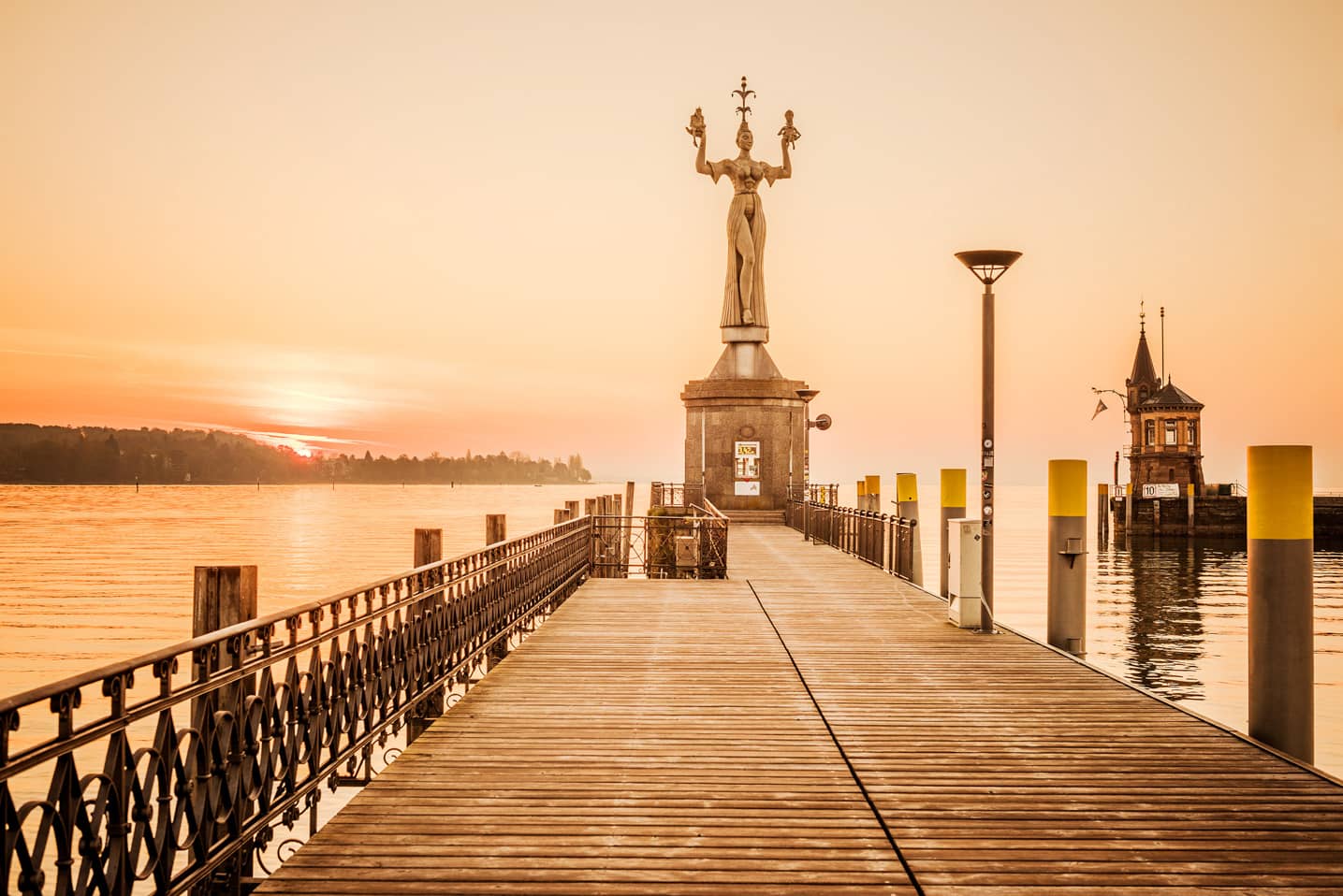 Reisen kennt kein Alter Bodensee Reiseführer für Senioren: Imperia-Statue am Konstanzer Hafen im Abendlicht
