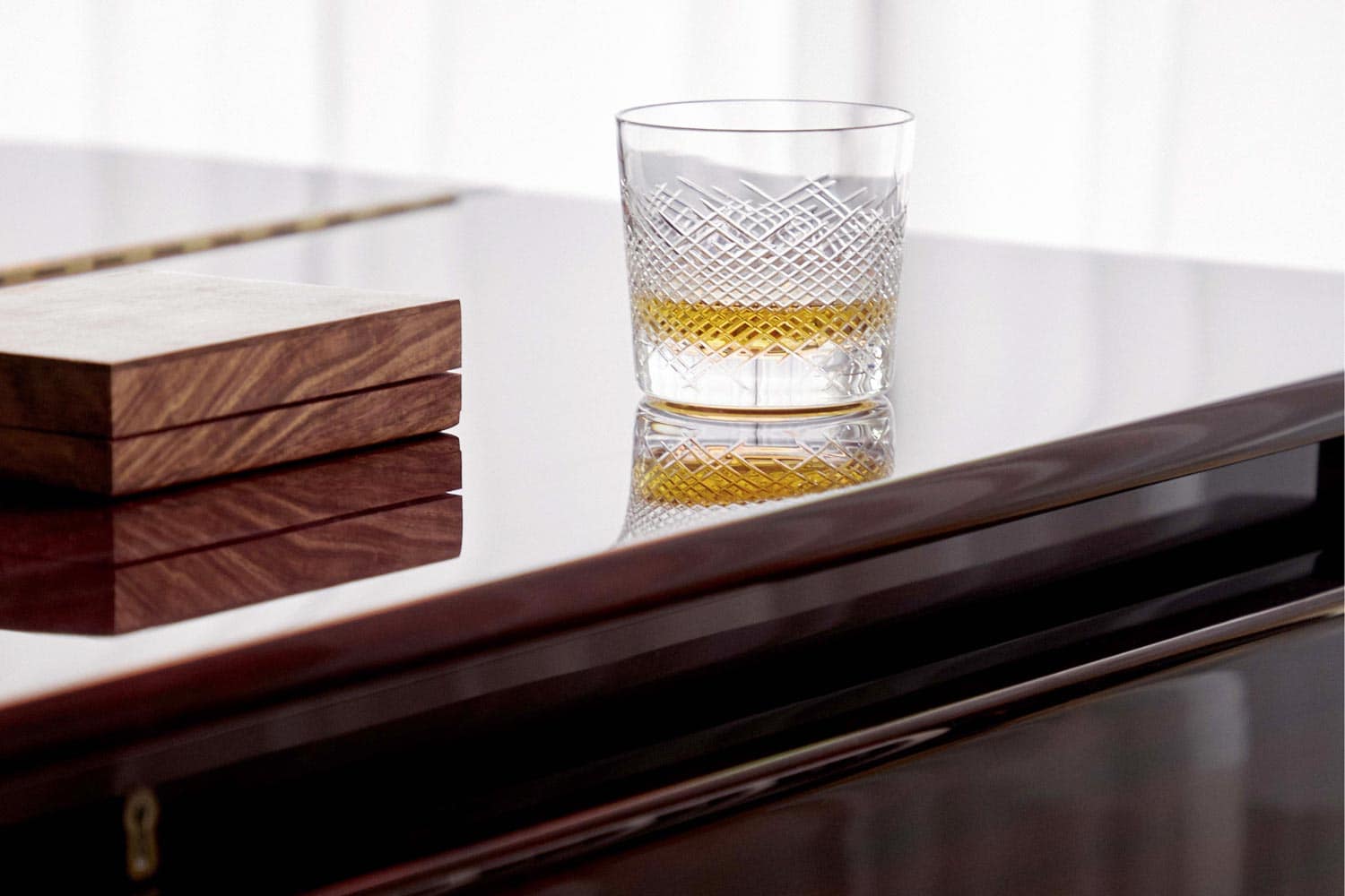 Glas auf einem Klavir