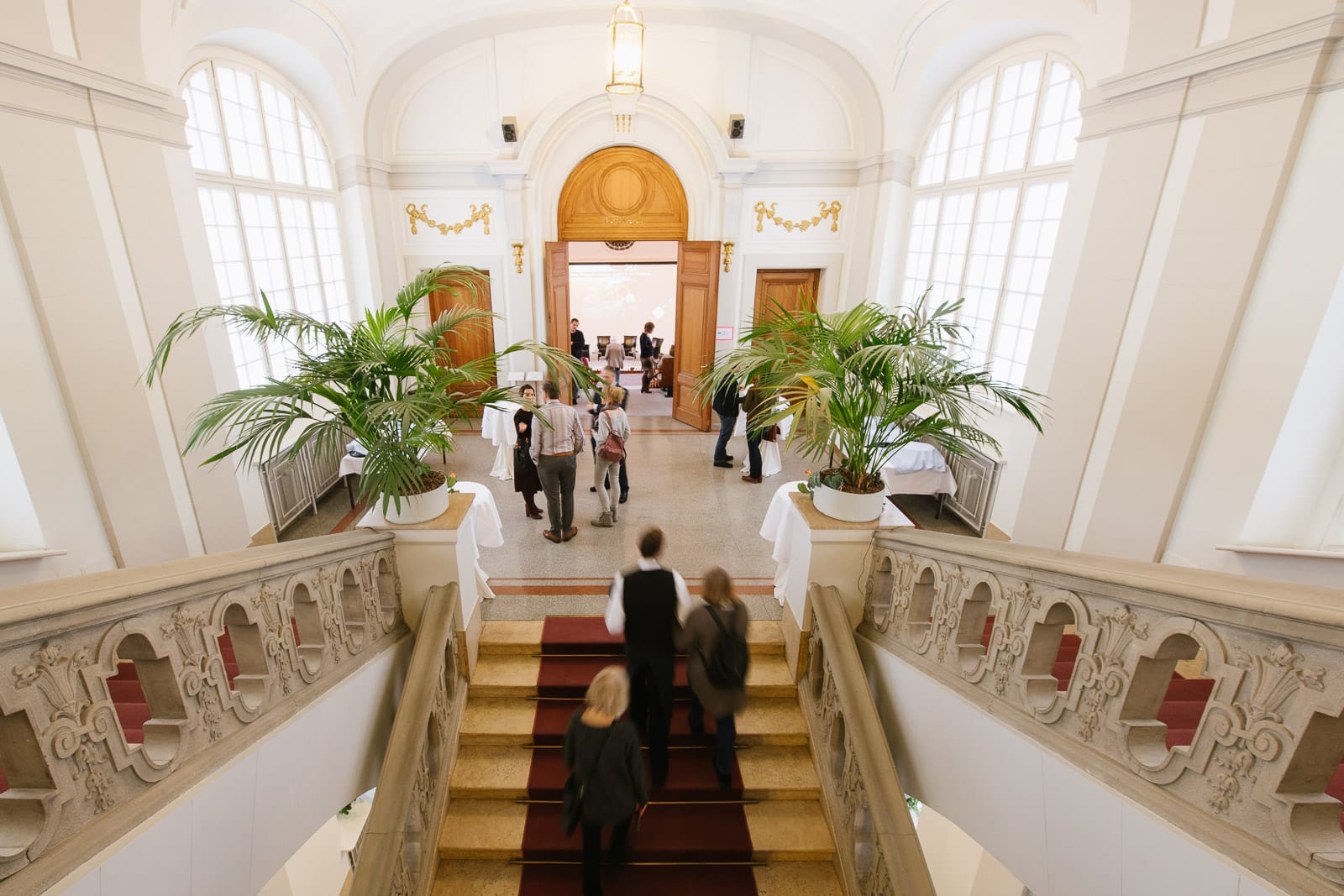 Treppenhaus mit mehreren Personen