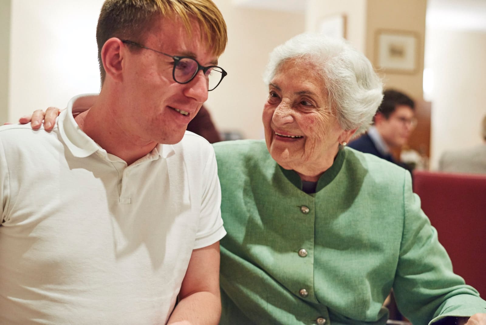 Generationenaustausch bei Tertianum: Seniorin und Student genießen den Abend beim Generationen-Dinner