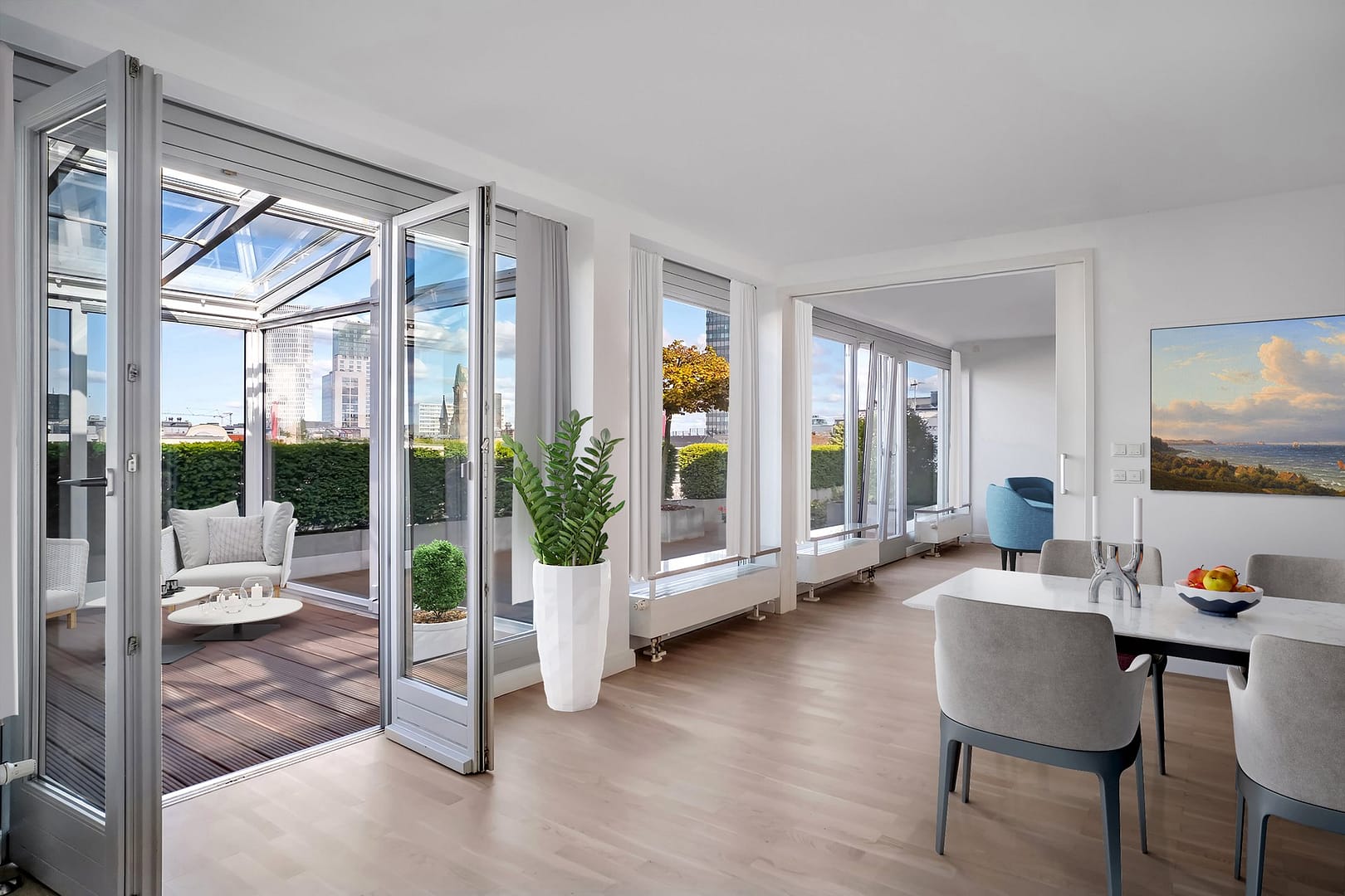 Esszimmer mit Zugang zum Wintergarten im Penthouse Berlin