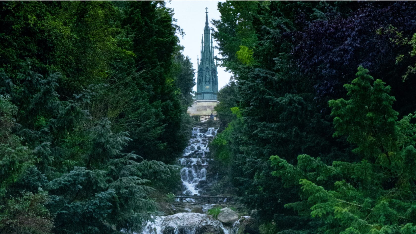 Blick auf den Wasserfall am Kreuzberg im Viktoriapark