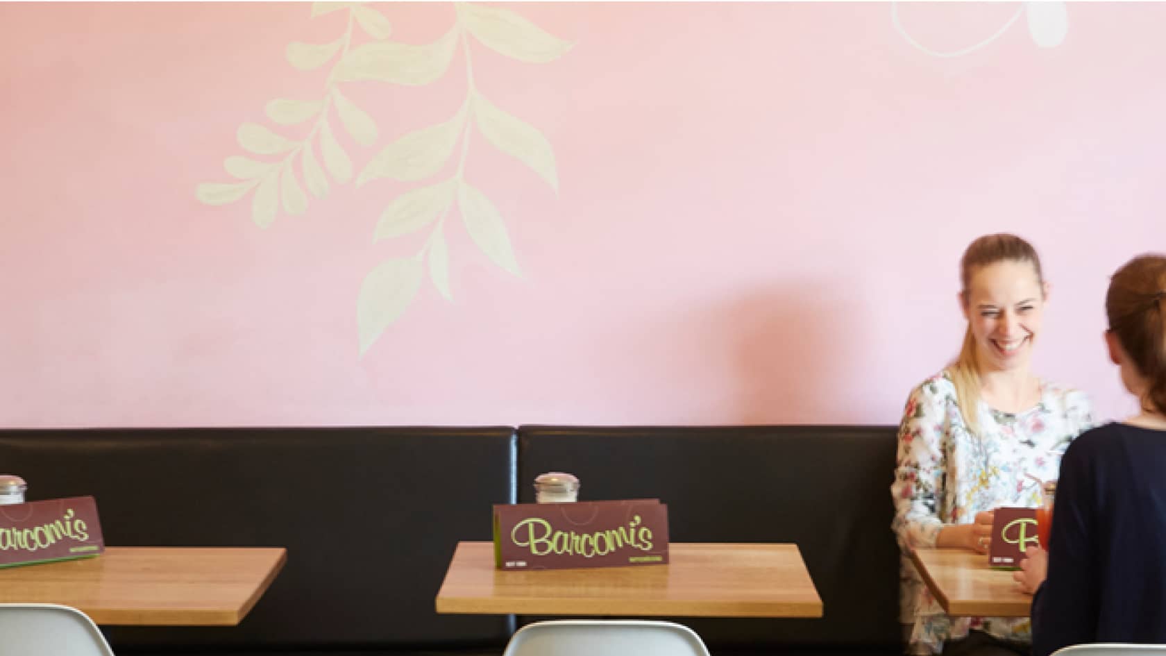 Gäste genießen einen Kaffee in Barcomi’s Kaffeerösterei