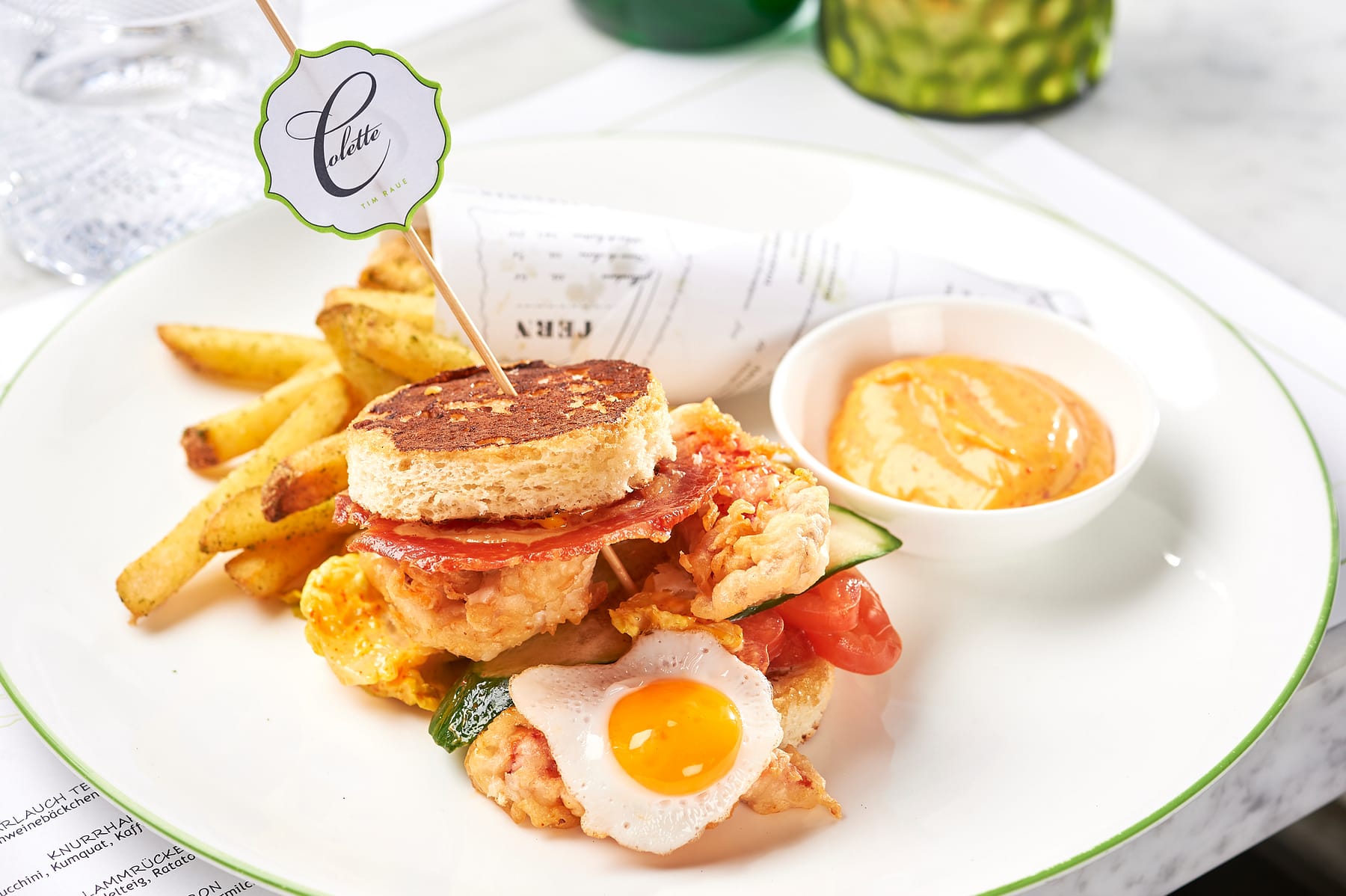 modern-französischer Genuss - Hummer Clubsandwich mit Pommes Frites & Safranmayo