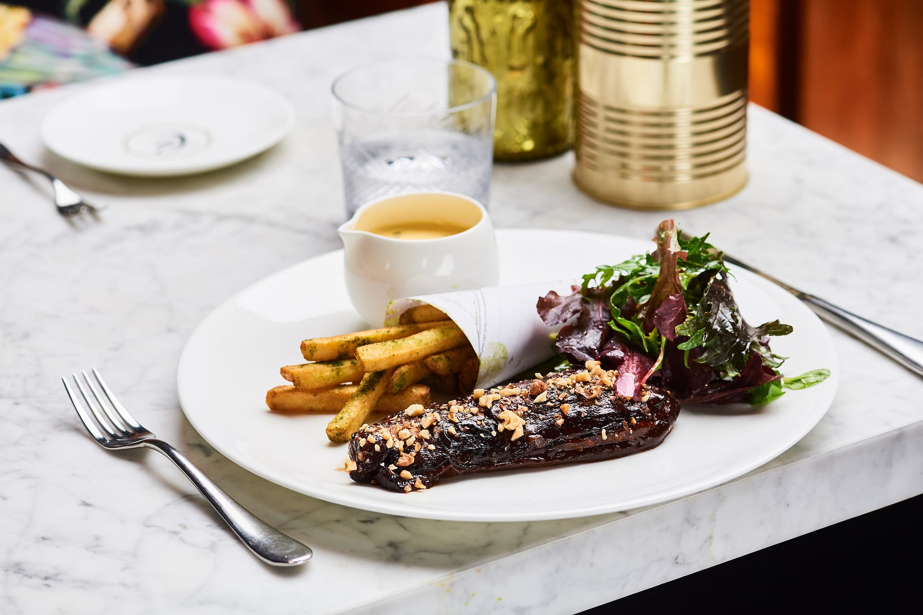 modern-französischer Genuss à la Colette - Aubergine Frites mit Sauce Béarnaise, Pommes Frites & Mesclun