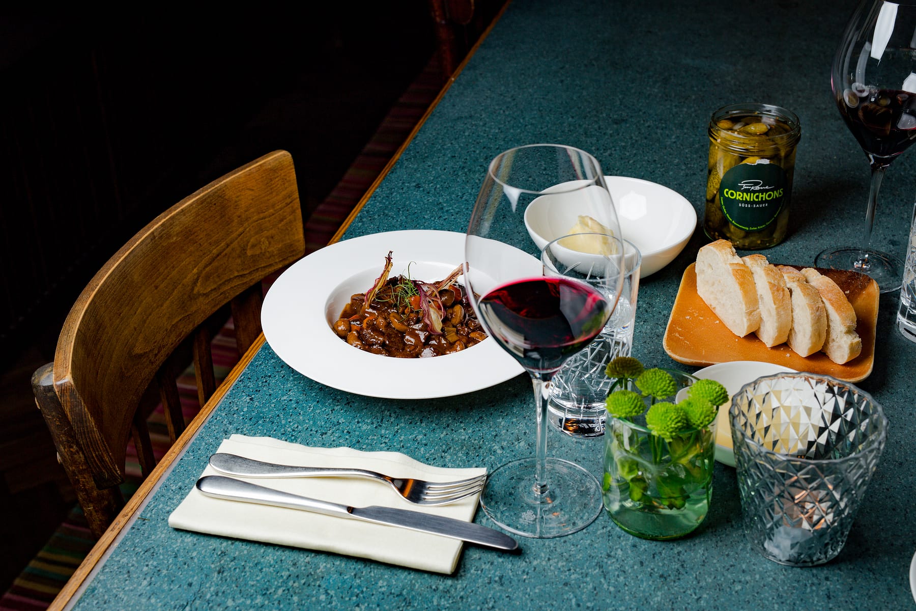 modern-französischer Genuss à la Colette - Bœuf Bourguignon und Cornichons Colette
