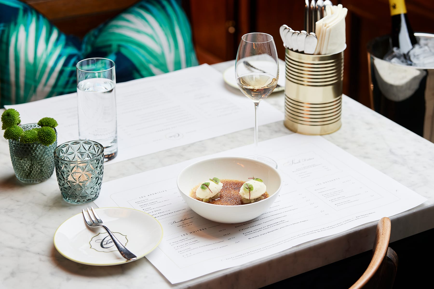 modern-französischer Genuss à la Colette - Pistazien Crème Brûlée mit Olivenöl-Schmandeis, Limette & geräuchertem Meersalz