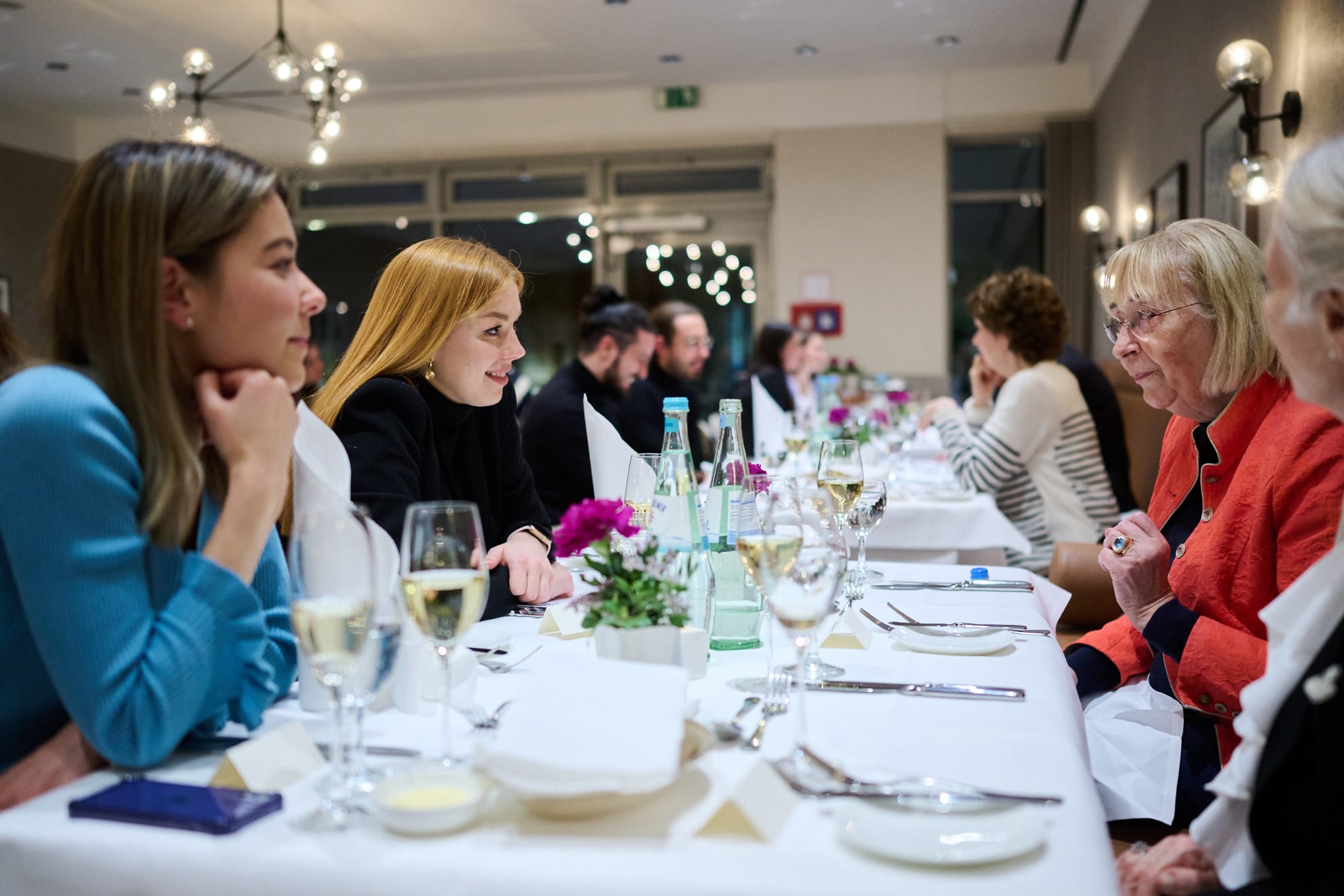 Gäste unterschiedlichen Alters sitzen am Tisch beim Tertianum Generationen-Dinner