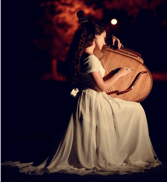 Naina Doroshenko mit Bandura