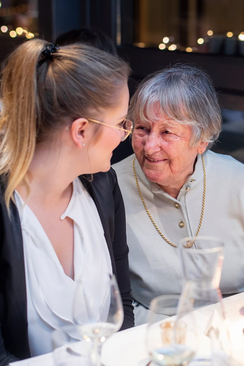 Angeregte Gespräche zwischen Studierender und Seniorin bei Tertianum Generationen Dinner