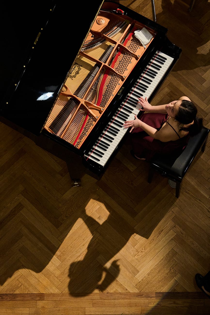 Pianistin von oben fotografiert