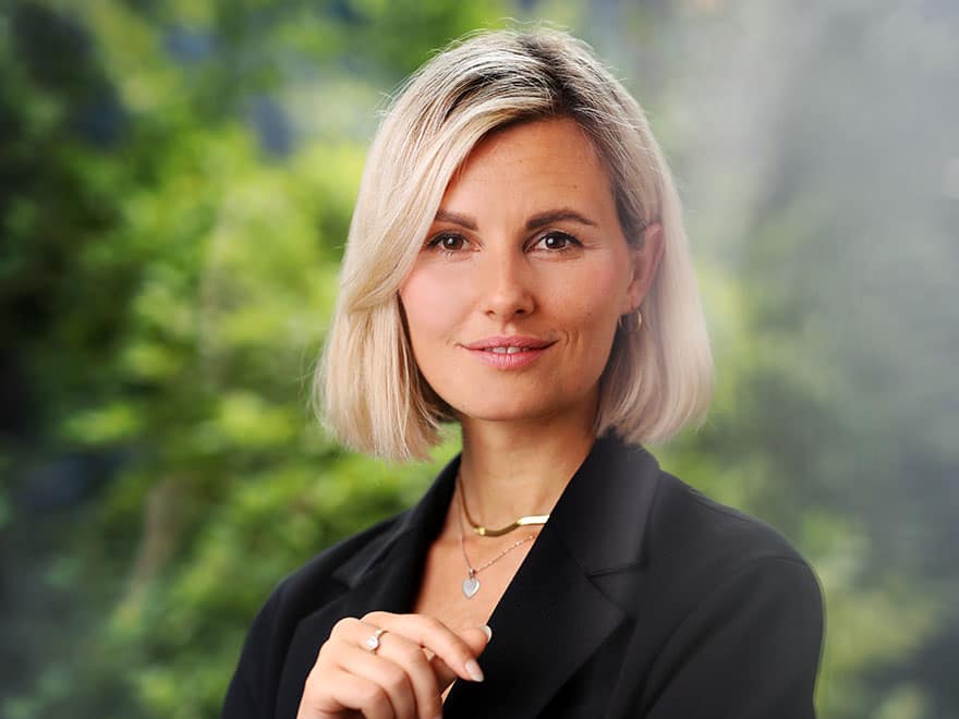 Portrait Bild von Tamara Schwab mit blonden Haaren, schwarzem Blazer